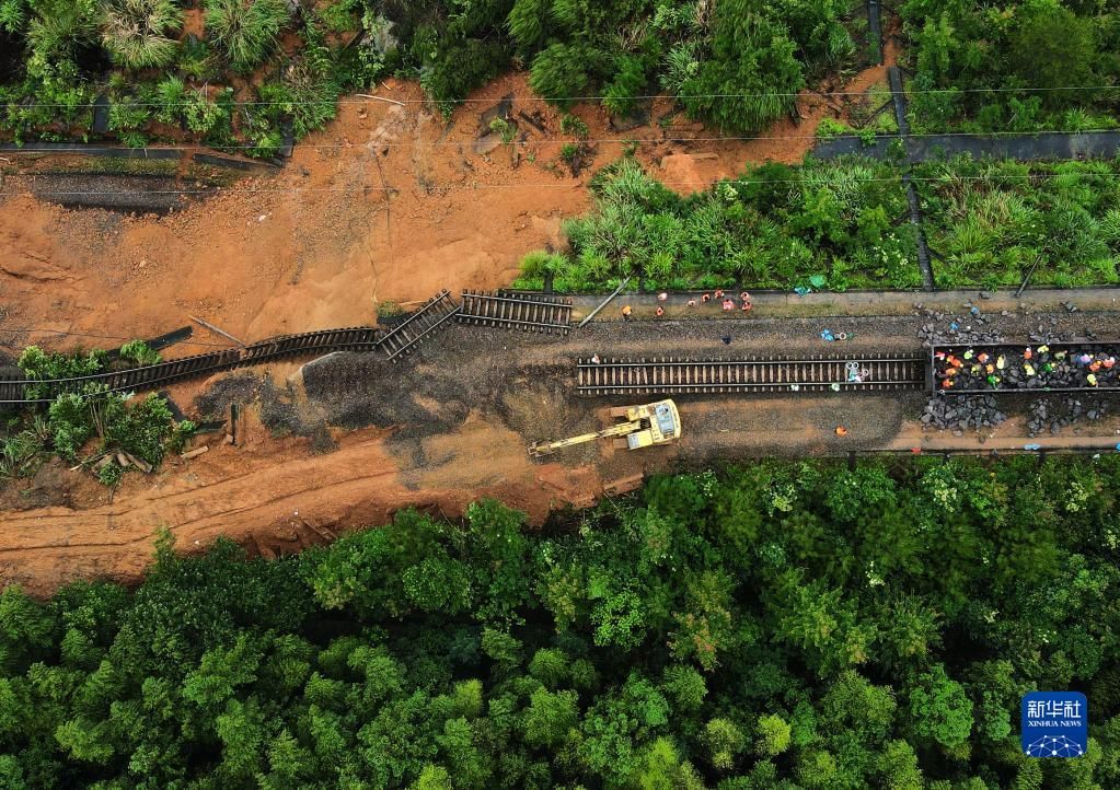 新华全媒+丨福建龙岩暴雨抗灾救灾一线直击