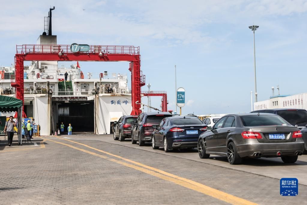 海南首批搭乘轮渡离岛的滞留旅客返程