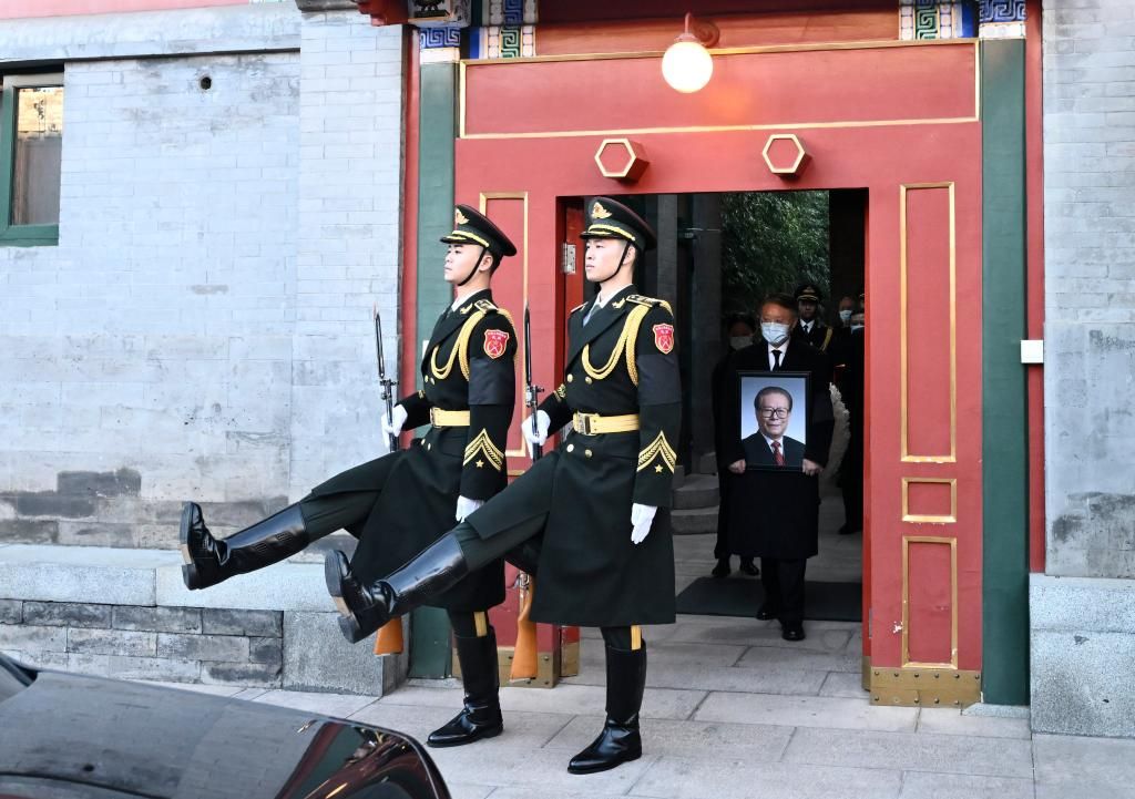 大江东去与大海同在 浩气长存励复兴之志 江泽民同志骨灰撒入江海