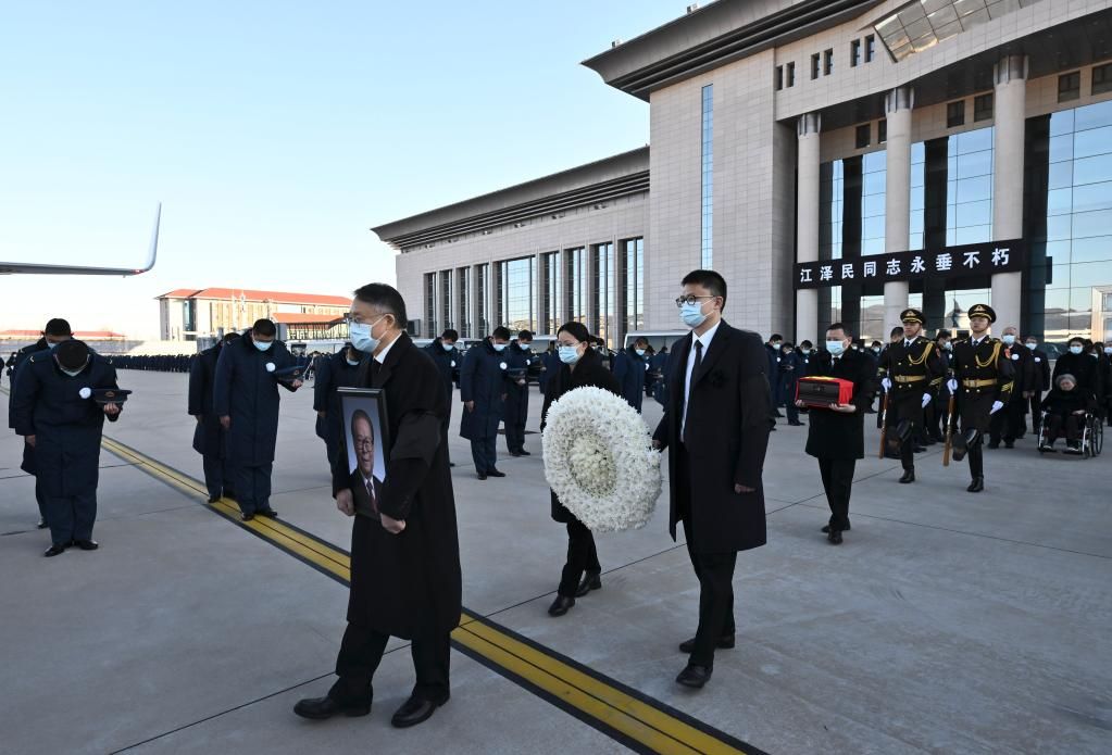 大江东去与大海同在 浩气长存励复兴之志 江泽民同志骨灰撒入江海