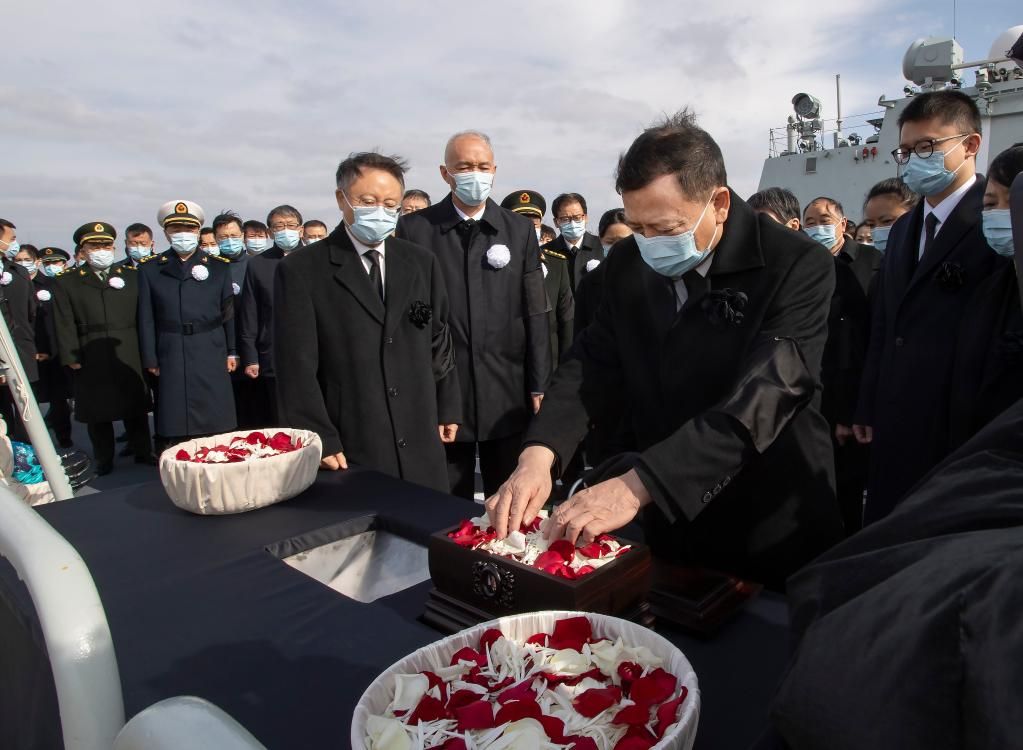 大江东去与大海同在 浩气长存励复兴之志 江泽民同志骨灰撒入江海