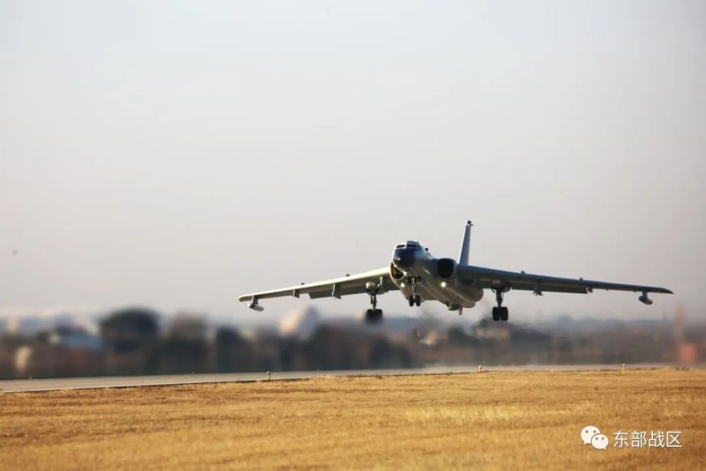 东部战区位台岛周边海空域组织诸军兵种联合战备警巡和联合火力打击演练