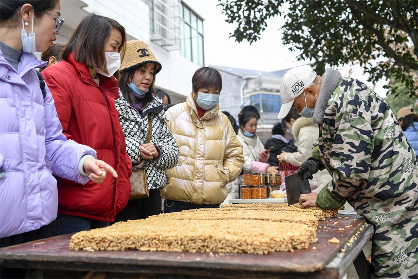 江西樟树：乡村年货节 热闹过新年