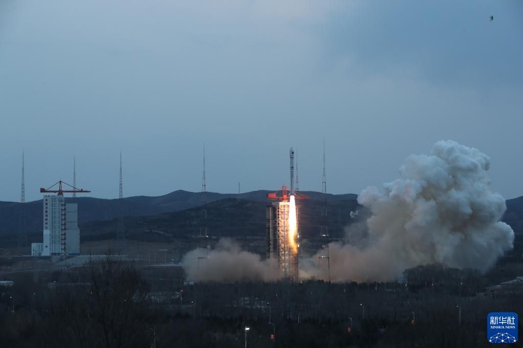 新华全媒+丨长二丁“一箭四星”发射成功 在轨组成国际首个车轮式卫星编队