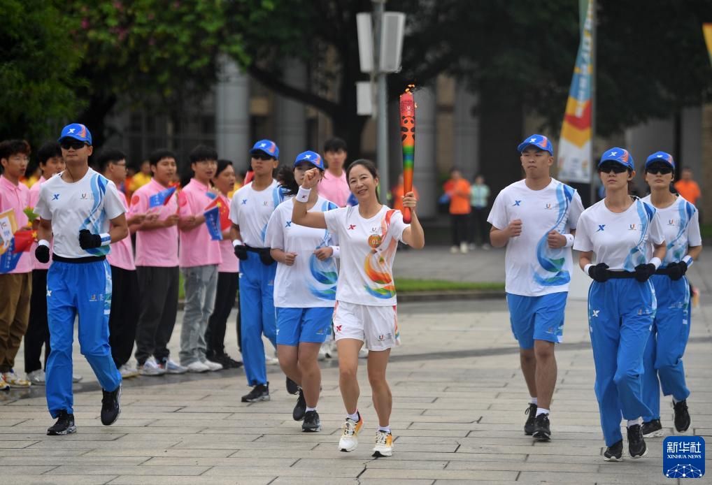 新华全媒+丨成都大运会火炬在西南财经大学（柳林校区）传递