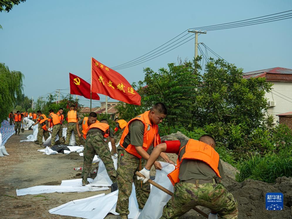 风雨中，党旗高高飘扬——解放军和武警部队广大党员奋战防汛抗洪救灾一线见闻