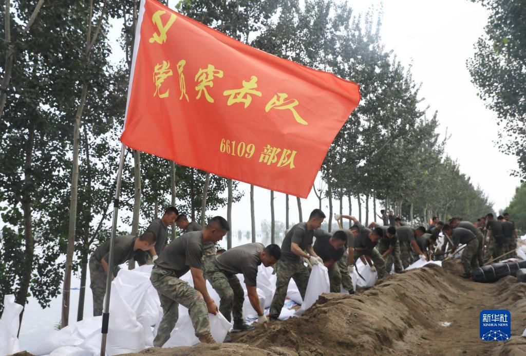 风雨中，党旗高高飘扬——解放军和武警部队广大党员奋战防汛抗洪救灾一线见闻