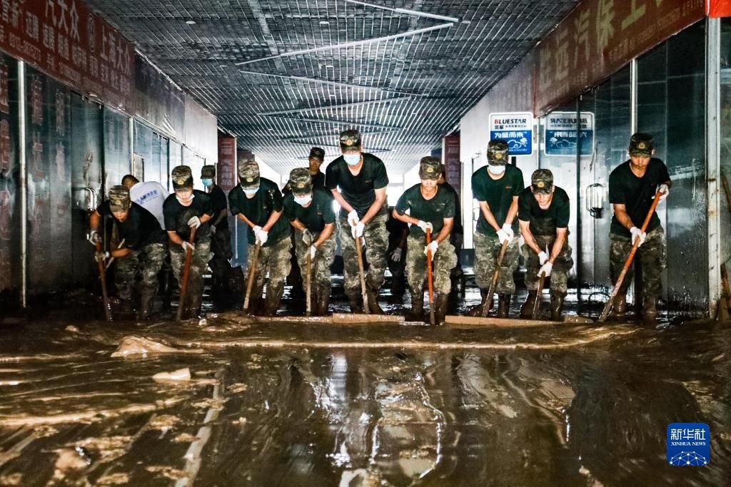 风雨中，党旗高高飘扬——解放军和武警部队广大党员奋战防汛抗洪救灾一线见闻