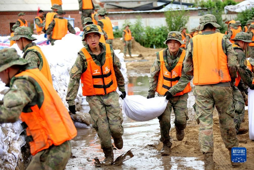 风雨中，党旗高高飘扬——解放军和武警部队广大党员奋战防汛抗洪救灾一线见闻