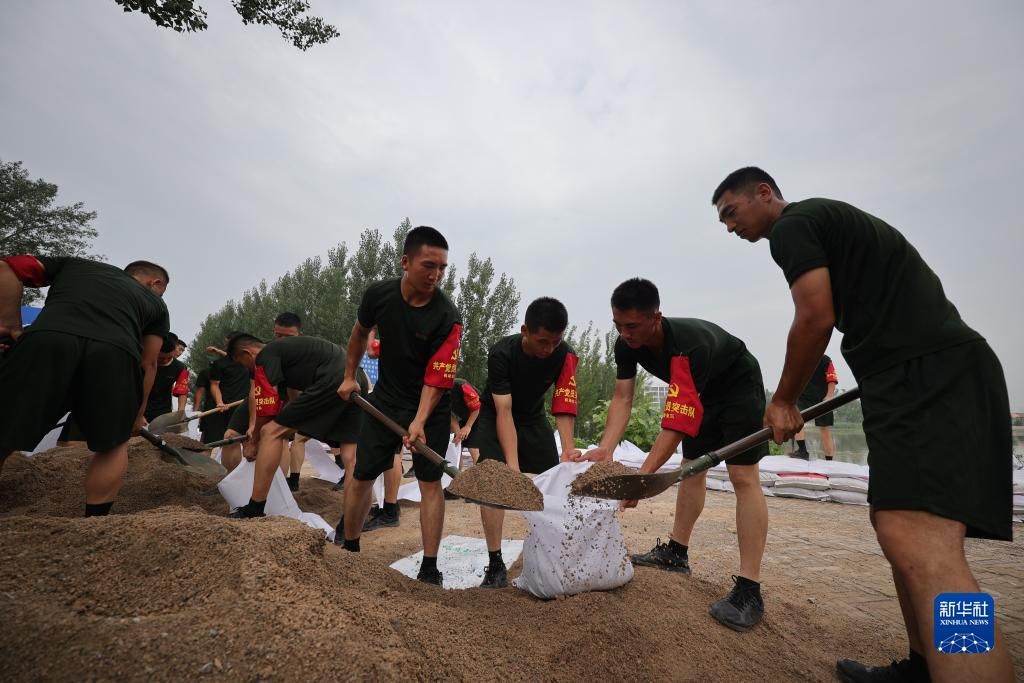 风雨中，党旗高高飘扬——解放军和武警部队广大党员奋战防汛抗洪救灾一线见闻