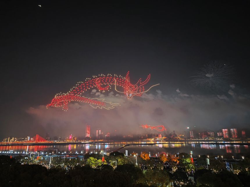 江西南昌：烟花绽放夜空 流光溢彩庆新年