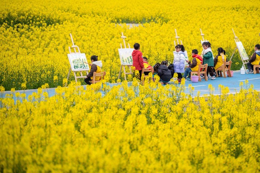 四川眉山：开学第一课约“绘”春天