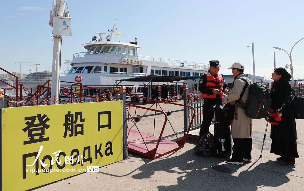 黑龙江黑河：中俄界江开通明水期国际客轮运输