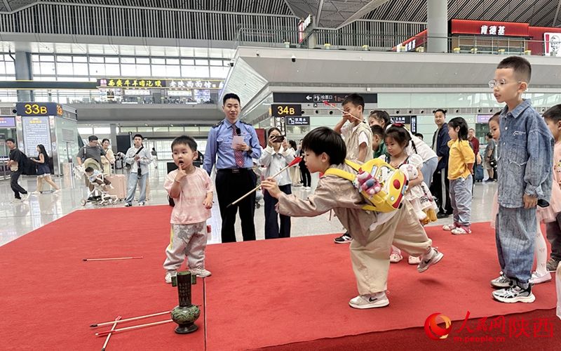 “六一”旅途有“惊喜” 候车厅里响起稚嫩童声