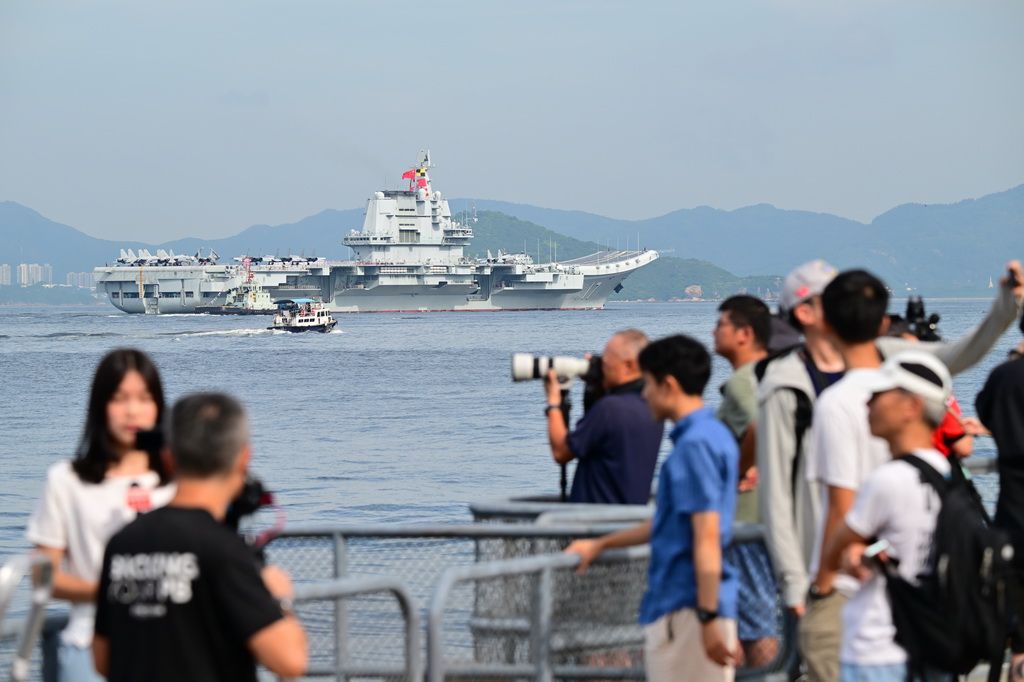 中国海军山东舰航母编队抵达香港