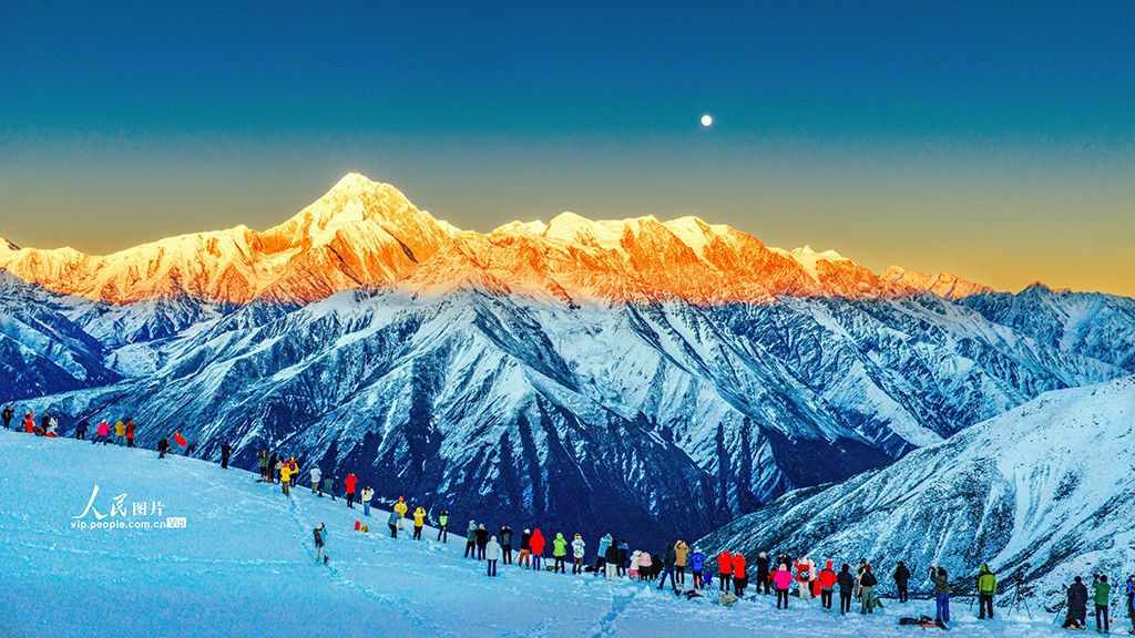 四川康定：“金山”闪耀