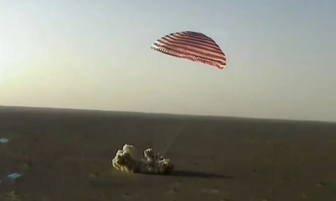 神舟二十一号载人飞船返回舱成功着陆 神舟二十号航天员乘组状态良好