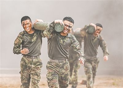 二〇二五，时光铭刻热血与荣耀（强军路上·年终特别策划）