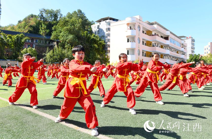 江西定南：校园体育节上展风采