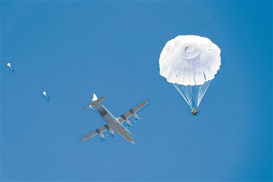 空降兵某训练基地组织跳伞训练