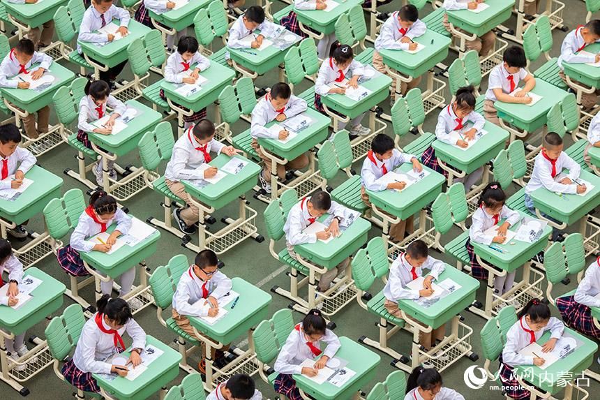 呼和浩特：书法润童心 墨香飘校园