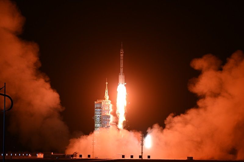 长征二号F运载火箭点火发射 托举神舟十五号飞船升空