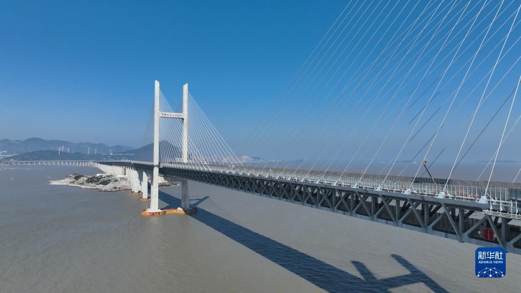 新华全媒+丨守护跨海大桥的春运