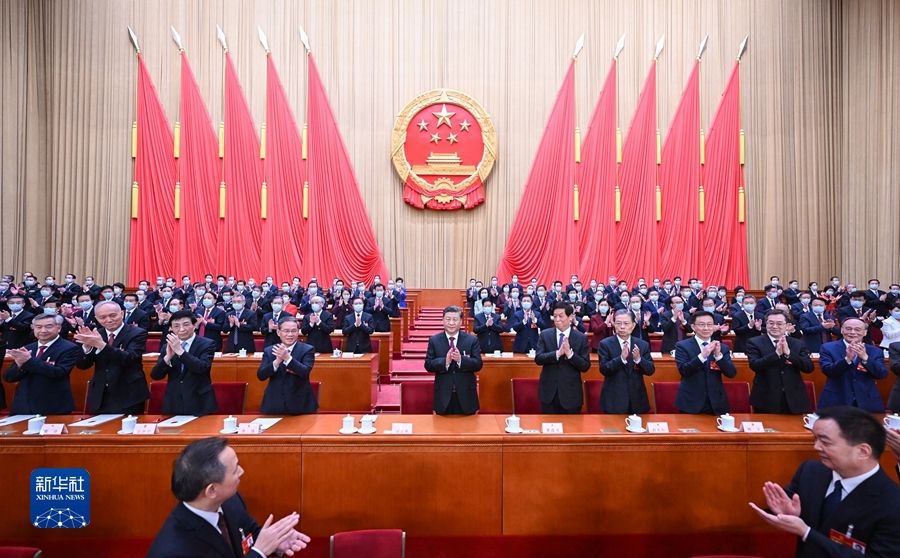 十四届全国人大一次会议选举产生新一届国家领导人 习近平全票当选国家主席中央军委主席 赵乐际当选全国人大常委会委员长 韩正当选国家副主席 新当选国家领导人进行宪法宣誓 会议批准国务院机构改革方案