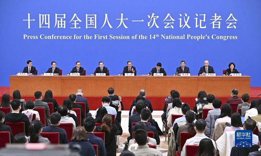 （两会受权发布）李强总理出席记者会并回答中外记者提问