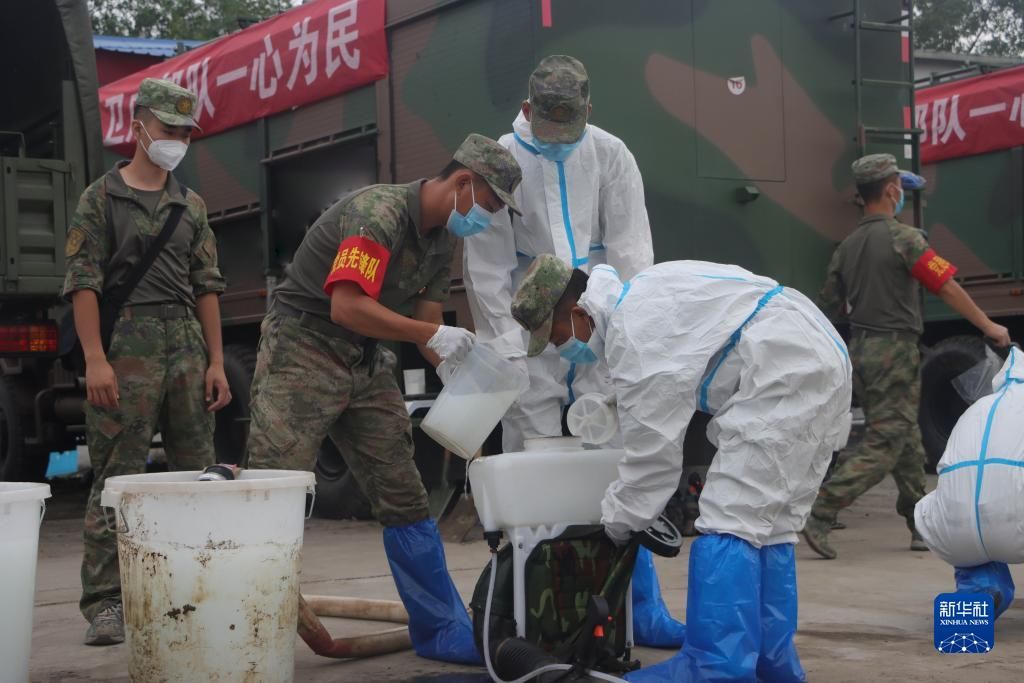 风雨中，党旗高高飘扬——解放军和武警部队广大党员奋战防汛抗洪救灾一线见闻