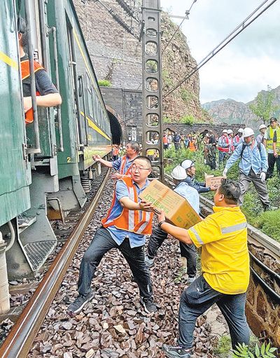 K1178次列车因暴雨滞留72小时，乘务员、乘客、救援人员团结一心—— 守望相助 共护平安