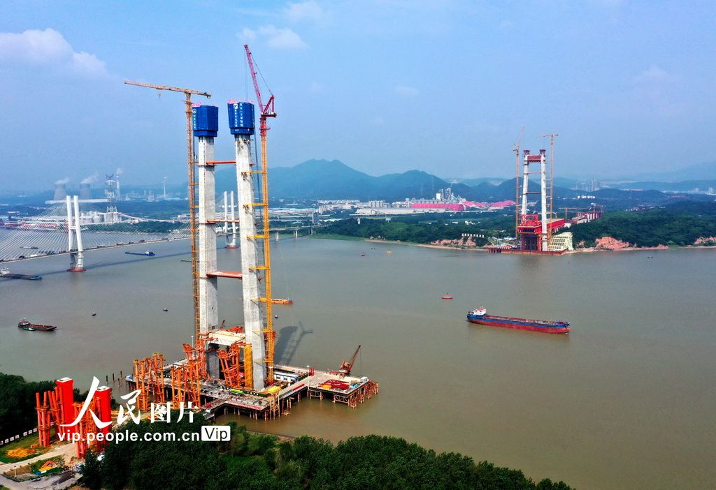 G3铜陵长江公铁大桥主塔全部封顶