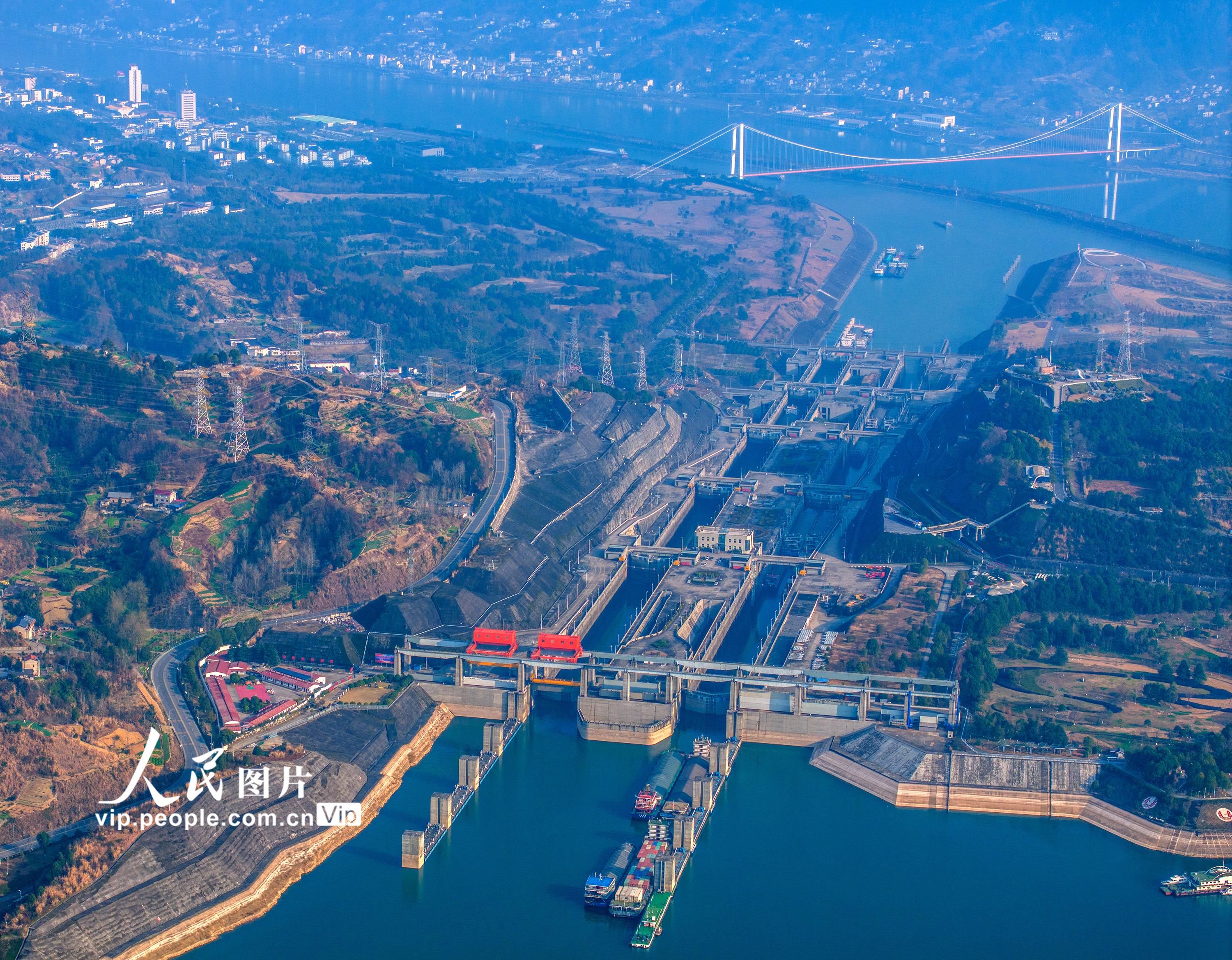 湖北宜昌：三峡 “水上高速”航运忙