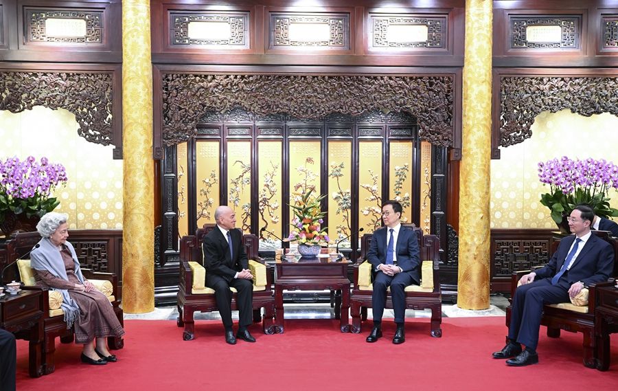 韩正会见柬埔寨国王西哈莫尼和太后莫尼列