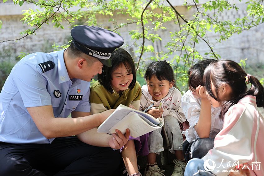 云南威信：“警察爸爸”“警察妈妈”护童心