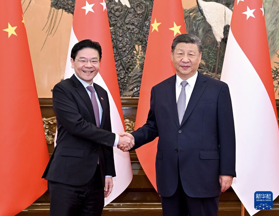 习近平会见新加坡总理黄循财