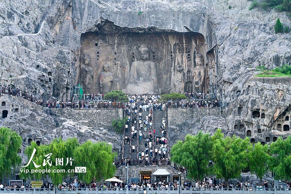 河南洛阳：龙门石窟暑期旅游热