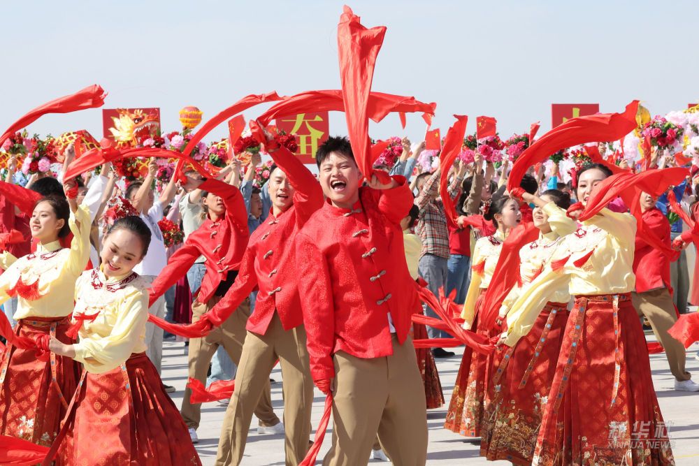 新疆各族群众热烈欢迎习近平总书记