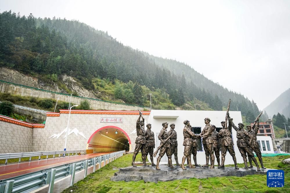 四川夹金山隧道建设完工